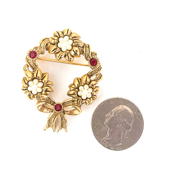 Avon 1994 Rose Wreath Pin - Antiqued Gold-Tone with Red Crystals & White Flowers - Picture 4 of 7